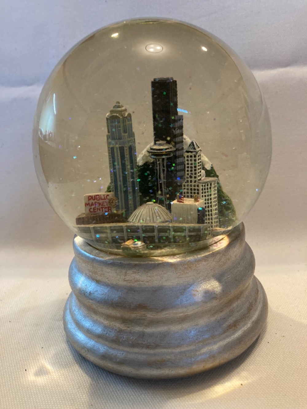 SEATTLE Snow Globe with wind-up music "Raindrops Keep Falling on my Head"